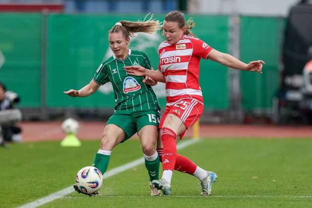 from left Michelle Weiß SV Werder Bremen, 15 and Ida Heikkinen 1 FC Union Berlin, 25 in a duel, dynamic, action, action, game scene, THE DFB REGULATIONS PROHIBIT ANY USE OF PHOTOGRAPHS AS IMAGE SEQUENCES AND OR QUASI VIDEO , 01 11 2025, Bremen Germany , Football, Google Pixel Womens Bundesliga, SV Werder Bremen 1 FC Union Berlin xobx