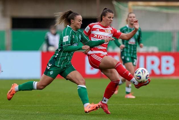 from left Maja Sternad SV Werder Bremen, 11 and Korina Janez 1 FC Union Berlin, 8 in a duel, dynamic, action, action, game scene, THE DFB REGULATIONS PROHIBIT ANY USE OF PHOTOGRAPHS AS IMAGE SEQUENCES AND OR QUASI VIDEO , 01 11 2025, Bremen Germany , Football, Google Pixel Womens Bundesliga, SV Werder Bremen 1 FC Union Berlin xobx