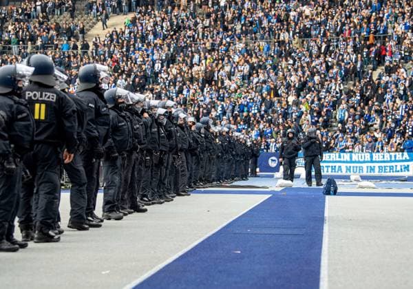 Soccer, Men, Season 2025 2026, 2 Bundesliga 11 Matchday , Hertha BSC Dynamo Dresden, Police officers in front of the Ostkurve, 01 11 2025, Copyright: xSebastianxRäppold MatthiasxKochx