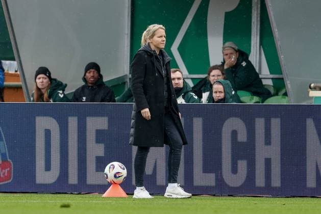Friederike Kromp Fritzy Kromp, Coach, Head Coach, SV Werder Bremen , THE DFB GUIDELINES PROHIBIT ANY USE OF PHOTOGRAPHS AS IMAGE SEQUENCES AND OR QUASI VIDEO DFB REGULATIONS PROHIBIT ANY USE OF PHOTOGRAPHS AS IMAGE SEQUENCES AND OR QUASI VIDEO , 01 11 2025, Bremen Germany , Soccer, Google Pixel Women Bundesliga, SV Werder Bremen 1 FC Union Berlin xobx