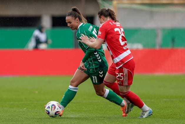 from left Maja Sternad SV Werder Bremen, 11 and Ida Heikkinen 1 FC Union Berlin, 25 in a duel, dynamic, action, game scene, THE DFB REGULATIONS PROHIBIT ANY USE OF PHOTOGRAPHS AS IMAGE SEQUENCES AND OR QUASI VIDEO , 01 11 2025, Bremen Germany , Football, Google Pixel Womens Bundesliga, SV Werder Bremen 1 FC Union Berlin xobx