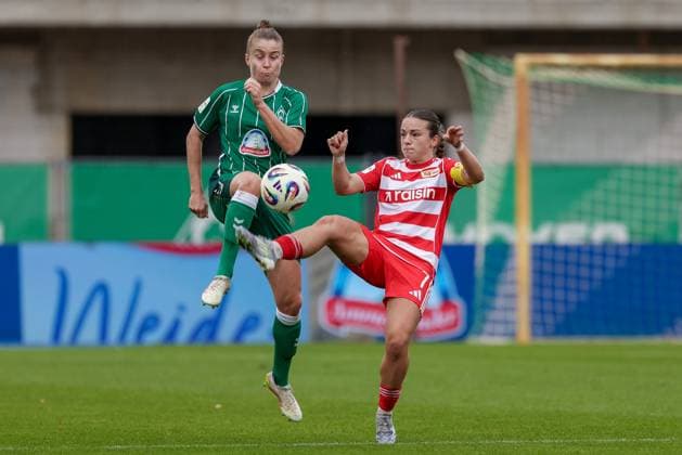 from left Michelle Ulbrich SV Werder Bremen, 5 and Lisa Heiseler 1 FC Union Berlin, 7 mim duel, duel, dynamics, action, action, game scene, THE DFB REGULATIONS PROHIBIT ANY USE OF PHOTOGRAPHS AS IMAGE SEQUENCES AND OR QUASI VIDEO , 01 11 2025, Bremen Germany , Football, Google Pixel Womens Bundesliga, SV Werder Bremen 1 FC Union Berlin xobx