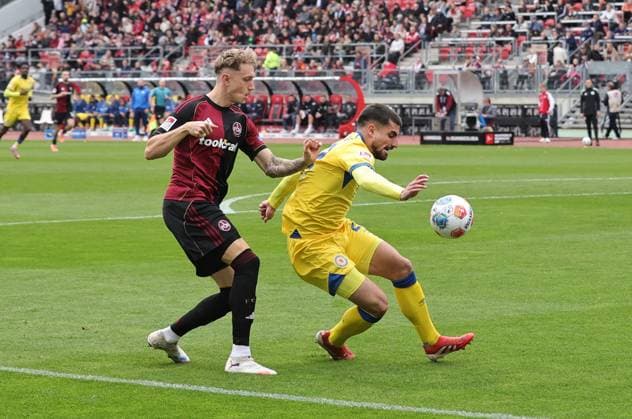 01 11 2025 Soccer Season 2025 2026 2 Soccer Bundesliga 11 Matchday 1 FC Nürnberg FCN Club Eintracht Braunschweig EBS BTSV Sportfoto Zink DaMa xdaxmax DFL regulations prohibit any use of photographs as image sequences and or quasi video only for editorial use Tim Drexler 15, 1 FC Nürnberg FCN Fabio Di Michele Sanchez 22, Eintracht Braunschweig BTSV EBS