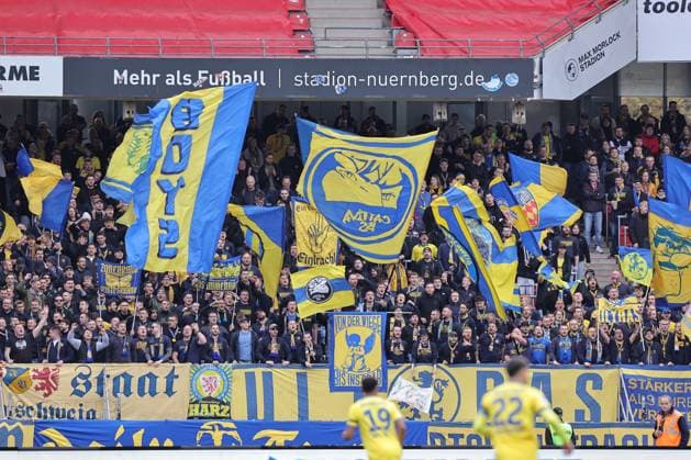 01 11 2025 Soccer Season 2025 2026 2 Soccer Bundesliga 11 Matchday 1 FC Nürnberg FCN Club Eintracht Braunschweig EBS BTSV Sportfoto Zink DaMa xdaxmax DFL regulations prohibit any use of photographs as image sequences and or quasi video only for editorial use Spectators Audience Fans of BTSV Eintracht Braunschweig cheer on team Team Team