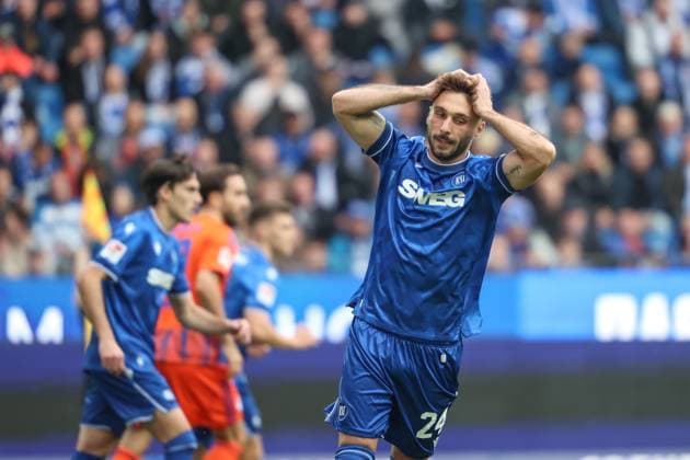 First missed chance by Fabian Schleusener Karlsruher SC, 24 , Karlsruher SC vs FC Schalke 04, 2 Bundesliga, Matchday 11, 2025 2026, 01 11 2025, DFL REGULATES PROHIBIT ANY USE OF PHOTOGRAPHS AS IMAGE SEQUENCES AND OR QUASI VIDEO, Karlsruher SC vs FC Schalke 04, 2 Bundesliga, Matchday 11, 2025 2026, 01 11 2025 Karlsruhe Copyright: xEibner-Pressefoto JanxPrihodax EP_JPA