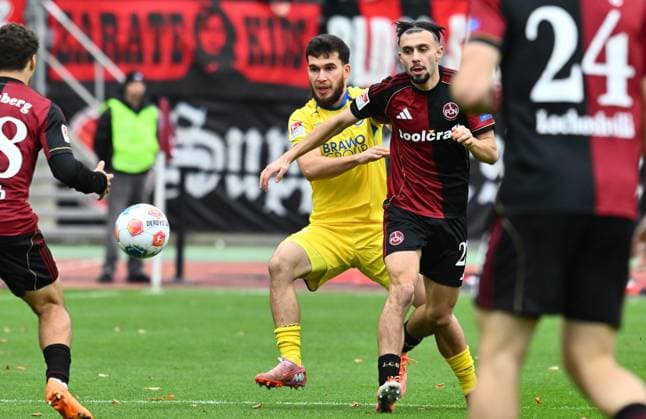 01 11 2025 Soccer Season 2025 2026 2 Soccer Bundesliga 11 Matchday 1 FC Nürnberg FCN Club Eintracht Braunschweig EBS BTSV Sportfoto Zink xwoxzix DFL regulations prohibit any use of photographs as image sequences and or quasi video only for editorial use Mehmet Aydin 8, Eintracht Braunschweig BTSV EBS Berkay Yilmaz 21, 1 FC Nürnberg FCN