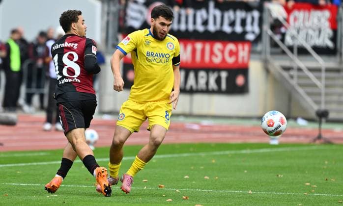 01 11 2025 Soccer Season 2025 2026 2 Soccer Bundesliga 11 Matchday 1 FC Nürnberg FCN Club Eintracht Braunschweig EBS BTSV Sportfoto Zink xwoxzix DFL regulations prohibit any use of photographs as image sequences and or quasi video only for editorial use Rafael Lubach 18, 1 FC Nürnberg FCN Mehmet Aydin 8, Eintracht Braunschweig BTSV EBS