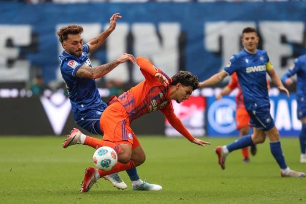 duel between Fabian Schleusener Karlsruher SC, 24 and Mertcan Ayhan FC Schalke 04, 43 , Karlsruher SC vs FC Schalke 04, 2 Bundesliga, 11 Matchday, 2025 2026, 01 11 2025, DFL REGULATES PROHIBIT ANY USE OF PHOTOGRAPHS AS IMAGE SEQUENCES AND OR QUASI VIDEO, Karlsruher SC vs FC Schalke 04, 2 Bundesliga, 11 Matchday, 2025 2026, 01 11 2025 Karlsruhe Copyright: xEibner-Pressefoto JanxPrihodax EP_JPA