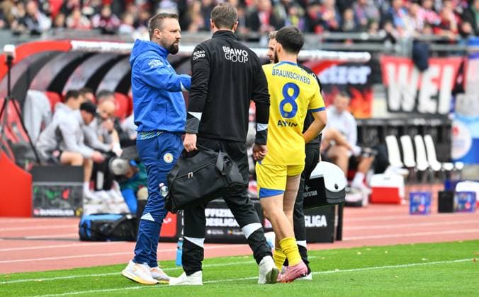 01 11 2025 Soccer Season 2025 2026 2 Soccer Bundesliga 11 Matchday 1 FC Nürnberg FCN Club Eintracht Braunschweig EBS BTSV Sportfoto Zink xwoxzix DFL regulations prohibit any use of photographs as image sequences and or quasi video only for editorial use Mehmet Aydin 8, Eintracht Braunschweig BTSV EBS must give up injured Injury Heiner Backhaus Trainer Eintracht Braunschweig BTSV EBS Mehmet Aydin 8, Eintracht Braunschweig BTSV EBS