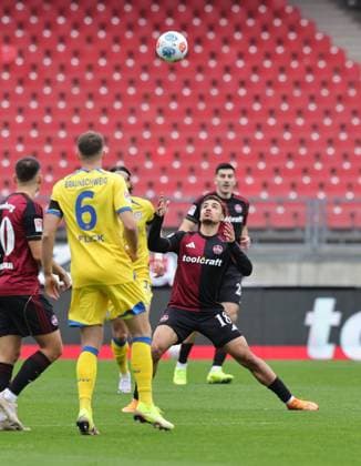 01 11 2025 Soccer season 2025 2026 2 Soccer Bundesliga 11 Matchday 1 FC Nuremberg FCN Club Eintracht Braunschweig EBS BTSV Sportfoto Zink DaMa xdaxmax DFL regulations prohibit any use of photographs as image sequences and or quasi video only for editorial use Rafael Lubach 18, 1 FC Nuremberg FCN blickt auf Ball