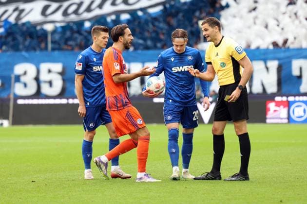01 11 2025, xrekx, Fußball 2 Bundesliga, Karlsruher SC FC Schalke 04 v l Freistoss KSC Marvin Wanitzek Karlsruher SC Kenan Karaman FC Schalke 04 David Herold Karlsruher SC Referee Referee Dr Max Burda DFL DFB REGULATIONS PROHIBIT ANY USE OF PHOTOGRAPHS as IMAGE SEQUENCES and or QUASI VIDEO Karlsruhe