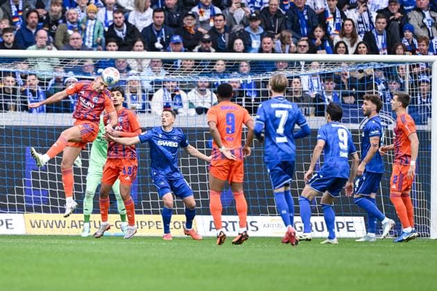 01 11 2025, Football, 2 Bundesliga, Season 2025 2026, Matchday 11, Karlsruher SC FC Schalke 04, Nikola Katic FC Schalke 04 heads the ball out, xRHR PHOTO YYx Copyright: KROEGER RHR-FOTOx RHR-FOTO YY