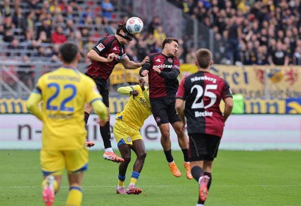 01 11 2025 Soccer Season 2025 2026 2 Soccer Bundesliga 11 Matchday 1 FC Nürnberg FCN Club Eintracht Braunschweig EBS BTSV Sportfoto Zink DaMa xdaxmax DFL regulations prohibit any use of photographs as image sequences and or quasi video only for editorial use Fabio Gruber 4, 1 FC Nürnberg FCN Christian Joe Conteh 32, Eintracht Braunschweig BTSV EBS Rafael Lubach 18, 1 FC Nürnberg FCN im Kopballduell