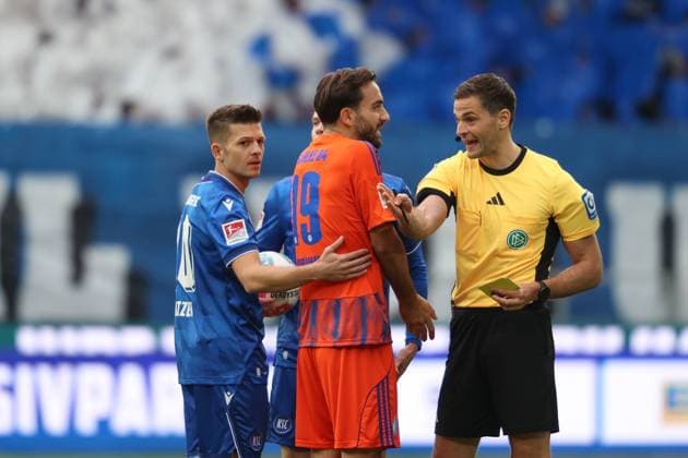 Kenan Karaman FC Schalke 04, 19 not satisfied with referee Max Burdas decision Marvin Wanitzek Karlsruher SC, 10 , Karlsruher SC vs FC Schalke 04, 2 Bundesliga, Matchday 11, 2025 2026, 01 11 2025, DFL REGULATIONS PROHIBIT ANY USE OF PHOTOGRAPHS AS IMAGE SEQUENCES AND OR QUASI VIDEO, Karlsruher SC vs FC Schalke 04, 2 Bundesliga, Matchday 11, 2025 2026, 01 11 2025 Karlsruhe Copyright: xEibner-Pressefoto JanxPrihodax EP_JPA