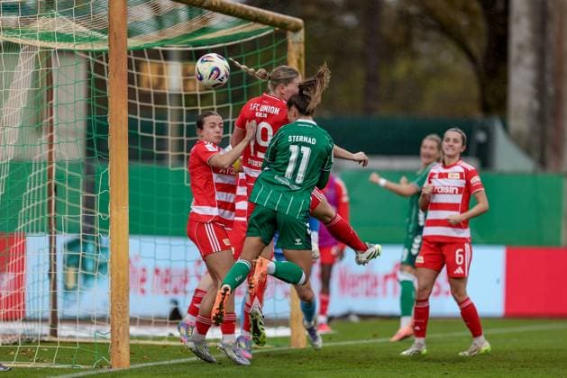 from left Lisa Heiseler 1 FC Union Berlin, 7 , Samantha Steuerwald 1 FC Union Berlin, 19 and goal scorer Maja Sternad SV Werder Bremen, 11 scores the goal for 2 0, goal, highlight, goal success, THE DFB REGULATIONS PROHIBIT ANY USE OF PHOTOGRAPHS AS IMAGE SEQUENCES AND OR QUASI VIDEO , 01 11 2025, Bremen Germany , Football, Google Pixel Womens Bundesliga, SV Werder Bremen 1 FC Union Berlin xobx