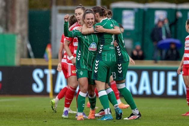from left goal scorer Maja Sternad SV Werder Bremen, 11 , Verena Wieder SV Werder Bremen, 31 and Hanna Nemeth SV Werder Bremen, 23 with goal celebration, jubilation, cheering, optimistic, game scene, highlight, joy about the goal for 2 0, THE DFB REGULATIONS PROHIBIT ANY USE OF PHOTOGRAPHS AS IMAGE SEQUENCES AND OR QUASI VIDEO , 01 11 2025, Bremen Germany , Football, Google Pixel Womens Bundesliga, SV Werder Bremen 1 FC Union Berlin xobx