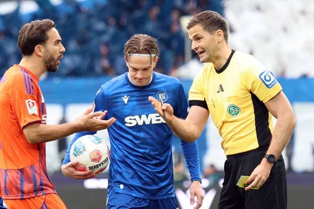 01 11 2025, xrekx, Fussball 2 Bundesliga, Karlsruher SC FC Schalke 04 v l Kenan Karaman FC Schalke 04 David Herold Karlsruher SC Referee Referee Dr Max Burda Mertcan Ayhan FC Schalke 04 has received a yellow card, received a yellow card DFL DFB REGULATIONS PROHIBIT ANY USE OF PHOTOGRAPHS as IMAGE SEQUENCES and or QUASI VIDEO Karlsruhe
