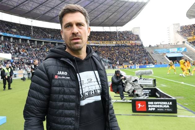 DEU, DFL, 2 FBL, Hertha BSC vs Dynamo Dresden, 01 11 2025, Berliner Olympiastadion, Berlin, DEU, DFL, 2 FBL, Hertha BSC vs Dynamo Dresden, im Bild Trainer Thomas Stamm Dynamo Dresden , Dresdner Fans DFL regulations prohibit any use of Photographs as image sequences and or quasi video nordphotoxGmbHx xEngler nph00076