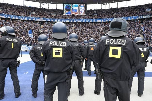 DEU, DFL, 2 FBL, Hertha BSC vs Dynamo Dresden, 01 11 2025, Berliner Olympiastadion, Berlin, DEU, DFL, 2 FBL, Hertha BSC vs Dynamo Dresden, im Bild Polizeieinsatz bei den Hertha BSC Fans DFL regulations prohibit any use of Photographs as image sequences and or quasi video nordphotoxGmbHx xEngler nph00076