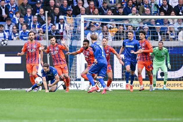 01 11 2025, Soccer, 2 Bundesliga, Season 2025 2026, Matchday 11, Karlsruher SC FC Schalke 04, Adrian Gantenbein FC Schalke 04 , David Herold Karlsruher SC , Penalty xRHR PHOTO YYx Copyright: KROEGER RHR-FOTOx RHR-FOTO YY