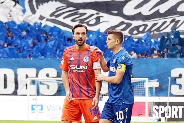 01 11 2025, xrekx, Soccer 2 Bundesliga, Karlsruher SC FC Schalke 04 v l Kenan Karaman FC Schalke 04 Marvin Wanitzek Karlsruher SC DFL DFB REGULATIONS PROHIBIT ANY USE OF PHOTOGRAPHS as IMAGE SEQUENCES and or QUASI VIDEO Karlsruhe