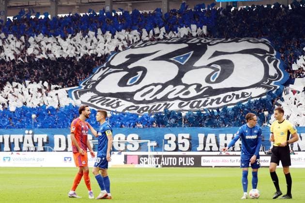 01 11 2025, xrekx, Soccer 2 Bundesliga, Karlsruher SC FC Schalke 04 v l Kenan Karaman FC Schalke 04 Marvin Wanitzek Karlsruher SC David Herold Karlsruher SC Referee Referee Dr Max Burda DFL DFB REGULATIONS PROHIBIT ANY USE OF PHOTOGRAPHS as IMAGE SEQUENCES and or QUASI VIDEO Karlsruhe