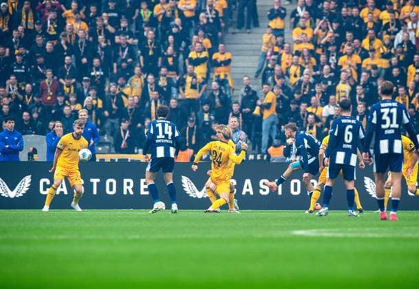 Soccer, Men, Season 2025 2026, 2 Bundesliga 11 Matchday , Hertha BSC Dynamo Dresden, Michael Cuisance Hertha BSC scores the goal for 1 0 against Lars Bünning Dresden , Tony Menzel Dresden and Luca Herrmann Dresden , 01 11 2025, Copyright: xSebastianxRäppold MatthiasxKochx