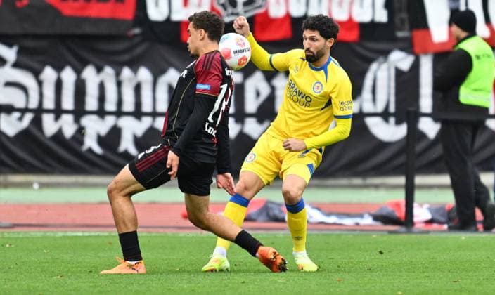01 11 2025 Soccer Season 2025 2026 2 Soccer Bundesliga 11 Matchday 1 FC Nürnberg FCN Club Eintracht Braunschweig EBS BTSV Sportfoto Zink xwoxzix DFL regulations prohibit any use of photographs as image sequences and or quasi video only for editorial use Rafael Lubach 18, 1 FC Nürnberg FCN Fabio Kaufmann 7, Eintracht Braunschweig BTSV EBS