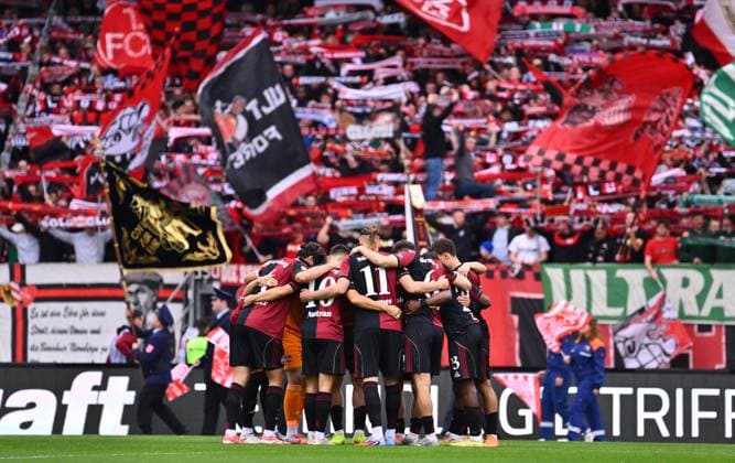 01 11 2025 Soccer Season 2025 2026 2 Soccer Bundesliga 11 Matchday 1 FC Nürnberg FCN Club Eintracht Braunschweig EBS BTSV Sportfoto Zink xwoxzix DFL regulations prohibit any use of photographs as image sequences and or quasi video only for editorial use Teamkreis Mannschaft Team FCN