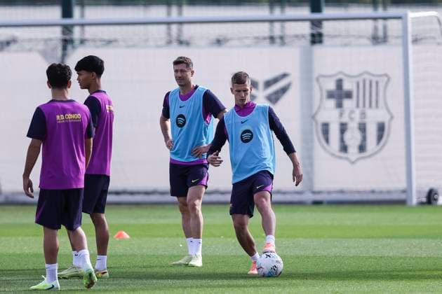 November 1, 2025, Sant Joan Despi, Barcelona, SPAIN: Dani Olmo and Robert Lewandowski during the training day of FC Barcelona, Barca ahead the Spanish League, La Liga EA Sports, football match against Elche CF at Ciudad Esportiva Joan Gamper on November 01, 2025 in Sant Joan Despi, Barcelona, Spain. Sant Joan Despi SPAIN - ZUMAa181 20251101_zaa_a181_001 Copyright: xJavierxBorregox