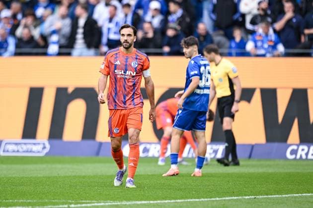 01 11 2025, Football, 2 Bundesliga, Season 2025 2026, Matchday 11, Karlsruher SC FC Schalke 04, Kenan Karaman FC Schalke 04 xRHR PHOTO YYx Copyright: KROEGER RHR-FOTOx RHR-FOTO YY