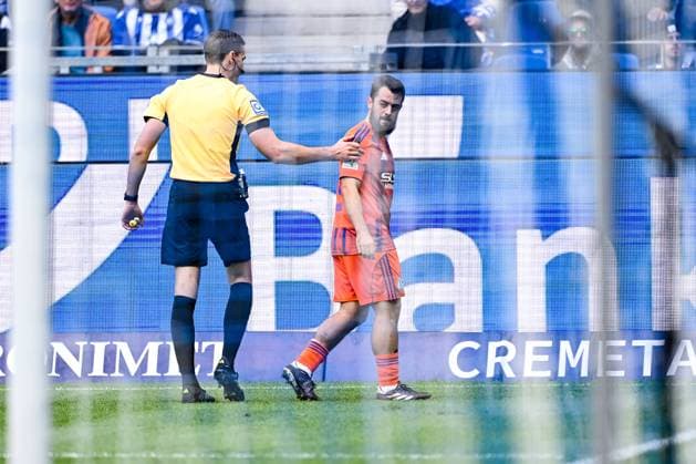 01 11 2025, Football, 2 Bundesliga, Season 2025 2026, Matchday 11, Karlsruher SC FC Schalke 04, Amin Younes FC Schalke 04 is thrown at during a corner, xRHR PHOTO YYx Copyright: KROEGER RHR-FOTOx RHR-FOTO YY