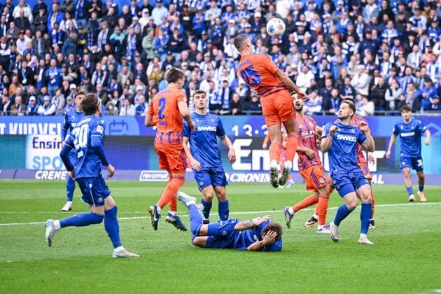 01 11 2025, Football, 2 Bundesliga, Season 2025 2026, Matchday 11, Karlsruher SC FC Schalke 04, Goal chance Nikola Katic FC Schalke 04 xRHR PHOTO YYx Copyright: KROEGER RHR-FOTOx RHR-FOTO YY