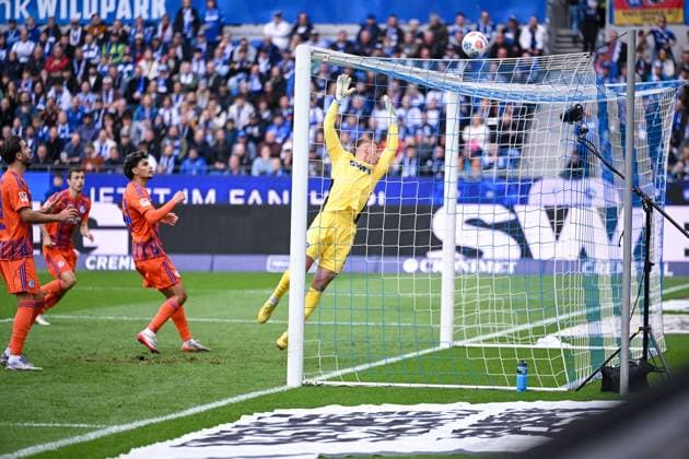 01 11 2025, Football, 2 Bundesliga, Season 2025 2026, Matchday 11, Karlsruher SC FC Schalke 04, Goal chance S04, xRHR FOTO YYx Copyright: KROEGER RHR-FOTOx RHR-FOTO YY