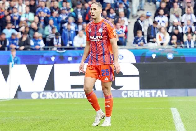 01 11 2025, xrekx, Soccer 2 Bundesliga, Karlsruher SC FC Schalke 04 v l Nikola Katic FC Schalke 04 DFL DFB REGULATIONS PROHIBIT ANY USE OF PHOTOGRAPHS as IMAGE SEQUENCES and or QUASI VIDEO Karlsruhe