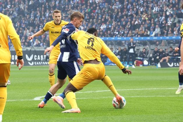 DEU, DFL, 2 FBL, Hertha BSC vs Dynamo Dresden, 01 11 2025, Berliner Olympiastadion, Berlin, DEU, DFL, 2 FBL, Hertha BSC vs Dynamo Dresden, im Bild 1 0 durch Michael Cuisance Hertha BSC Berlin 10 , KOFI AMOAKO Dynamo Dresden 6 DFL regulations prohibit any use of Photographs as image sequences and or quasi video nordphotoxGmbHx xEngler nph00076
