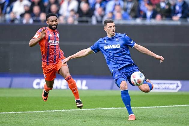 01 11 2025, Football, 2 Bundesliga, Season 2025 2026, Matchday 11, Karlsruher SC FC Schalke 04, Moussa Sylla FC Schalke 04 , Nicolai Rapp Karlsruher SC xRHR PHOTO YYx Copyright: KROEGER RHR-FOTOx RHR-FOTO YY