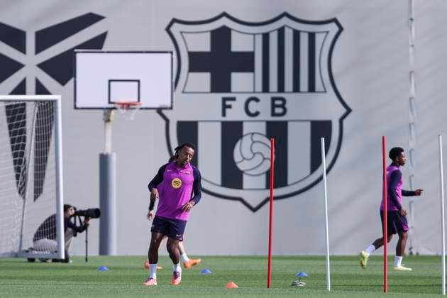 November 1, 2025, Sant Joan Despi, Barcelona, SPAIN: Jules Kounde during the training day of FC Barcelona, Barca ahead the Spanish League, La Liga EA Sports, football match against Elche CF at Ciudad Esportiva Joan Gamper on November 01, 2025 in Sant Joan Despi, Barcelona, Spain. Sant Joan Despi SPAIN - ZUMAa181 20251101_zaa_a181_028 Copyright: xJavierxBorregox