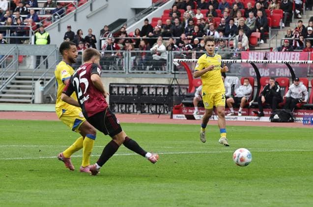 01 11 2025 Soccer Season 2025 2026 2 Soccer Bundesliga 11 Matchday 1 FC Nürnberg FCN Club Eintracht Braunschweig EBS BTSV Sportfoto Zink DaMa xdaxmax DFL regulations prohibit any use of photographs as image sequences and or quasi video only for editorial use Tor Treffer Torschuß zum 2 0 Torschütze Finn Ole Becker 25, 1 FC Nürnberg FCN