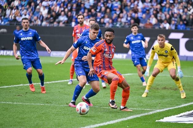 01 11 2025, Football, 2 Bundesliga, Season 2025 2026, Matchday 11, Karlsruher SC FC Schalke 04, Marcel Beifus Karlsruher SC , Moussa Sylla FC Schalke 04 xRHR PHOTO YYx Copyright: KROEGER RHR-FOTOx RHR-FOTO YY