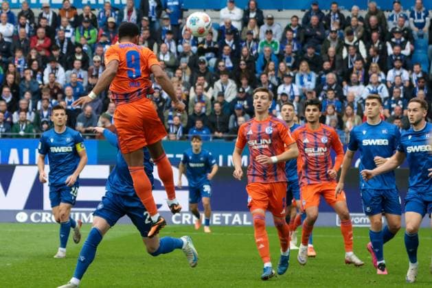 01 11 2025, xhettx, Soccer 2 Bundesliga, Karlsruher SC FC Schalke 04 v l Sylla, Moussa FC Schalke 04, 9 heads on goal DFL DFB REGULATIONS PROHIBIT ANY USE OF PHOTOGRAPHS as IMAGE SEQUENCES and or QUASI VIDEO Karlsruhe