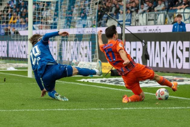 01 11 2025, xhettx, Soccer 2 Bundesliga, Karlsruher SC FC Schalke 04 v l Wäschenbach, Meiko Karlsruher SC, 20 tries to stop the hereingabe DFL DFB REGULATIONS PROHIBIT ANY USE OF PHOTOGRAPHS as IMAGE SEQUENCES and or QUASI VIDEO Karlsruhe