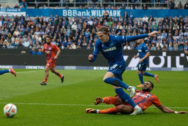 01 11 2025, xhettx, Fußball 2 Bundesliga, Karlsruher SC FC Schalke 04 v l Sylla, Moussa FC Schalke 04, 9 mit einer grätsche gegen Wä DFL DFB REGULATIONS PROHIBIT ANY USE OF PHOTOGRAPHS as IMAGE SEQUENCES and or QUASI VIDEO Karlsruhe