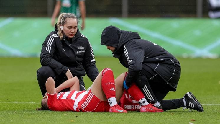 Korina Janez 1 FC Union Berlin, 8 being treated for injury, injury, pain, distorted face, lying injured on the ground, THE DFB REGULATIONS PROHIBIT ANY USE OF PHOTOGRAPHS AS IMAGE SEQUENCES AND OR QUASI VIDEO , 01 11 2025, Bremen Germany , Football, Google Pixel Womens Bundesliga, SV Werder Bremen 1 FC Union Berlin xobx