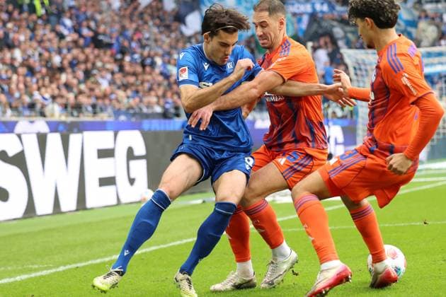 01 11 2025, xrekx, Soccer 2 Bundesliga, Karlsruher SC FC Schalke 04 v l Roko Simic Karlsruher SC Nikola Katic FC Schalke 04 Mertcan Ayhan FC Schalke 04 Zweikampf, Aktion, action, battle for the ball DFL DFB REGULATIONS PROHIBIT ANY USE OF PHOTOGRAPHS as IMAGE SEQUENCES and or QUASI VIDEO Karlsruhe