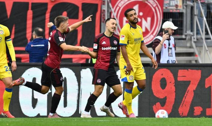 01 11 2025 Soccer Season 2025 2026 2 Soccer Bundesliga 11 Matchday 1 FC Nürnberg FCN Club Eintracht Braunschweig EBS BTSV Sportfoto Zink xwoxzix DFL regulations prohibit any use of photographs as image sequences and or quasi video only for editorial use Torjubel Jubel nach Treffer Torschuß zum 2 0 durch Finn Ole Becker 25, 1 FC Nürnberg FCN Finn Ole Becker 25, 1 FC Nürnberg FCN Julian Justvan 10, 1 FC Nürnberg FCN Leon Bell Bell 19, Eintracht Braunschweig BTSV EBS disappointed Disappointment