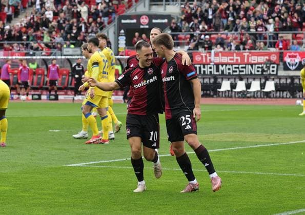 01 11 2025 Soccer Season 2025 2026 2 Soccer Bundesliga 11 Matchday 1 FC Nürnberg FCN Club Eintracht Braunschweig EBS BTSV Sportfoto Zink DaMa xdaxmax DFL regulations prohibit any use of photographs as image sequences and or quasi video only for editorial use Jubel Freude Torjubel nach Tor zum 2 0 Julian Justvan 10, 1 FC Nürnberg FCN Finn Ole Becker 25, 1 FC Nürnberg FCN und Mannschaft Team jubelt freut sich Torschütze Finn Ole Becker 25, 1 FC Nürnberg FCN