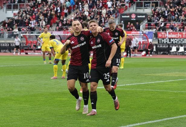 01 11 2025 Soccer Season 2025 2026 2 Soccer Bundesliga 11 Matchday 1 FC Nürnberg FCN Club Eintracht Braunschweig EBS BTSV Sportfoto Zink DaMa xdaxmax DFL regulations prohibit any use of photographs as image sequences and or quasi video only for editorial use Jubel Freude Torjubel nach Tor zum 2 0 Julian Justvan 10, 1 FC Nürnberg FCN Finn Ole Becker 25, 1 FC Nürnberg FCN und Mannschaft Team jubelt freut sich Torschütze Finn Ole Becker 25, 1 FC Nürnberg FCN