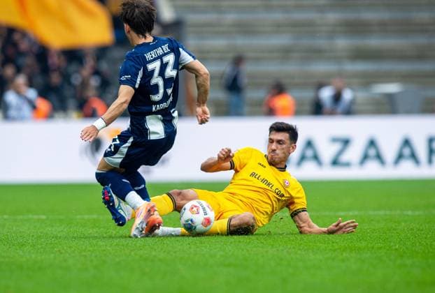 Soccer, Men, Season 2025 2026, 2 Bundesliga 11 Matchday , Hertha BSC Dynamo Dresden, v l Michal Karbownik Hertha BSC , Claudio Kammerknecht Dresden , 01 11 2025, Copyright: xSebastianxRäppold MatthiasxKochx