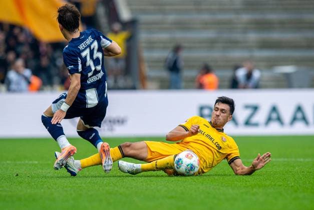 Soccer, Men, Season 2025 2026, 2 Bundesliga 11 Matchday , Hertha BSC Dynamo Dresden, v l Michal Karbownik Hertha BSC , Claudio Kammerknecht Dresden , 01 11 2025, Copyright: xSebastianxRäppold MatthiasxKochx
